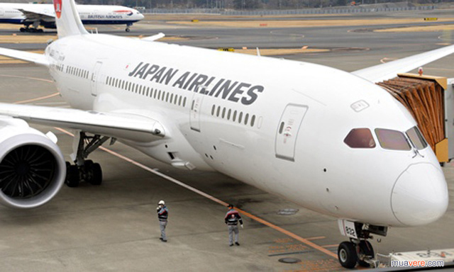 Japan Airlines Dreamliner cũng thay áo vì world cup